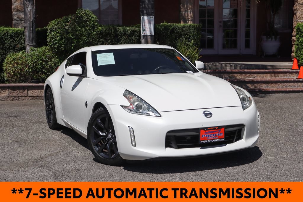 Used 2017 Nissan 370Z Coupe RWD image 2