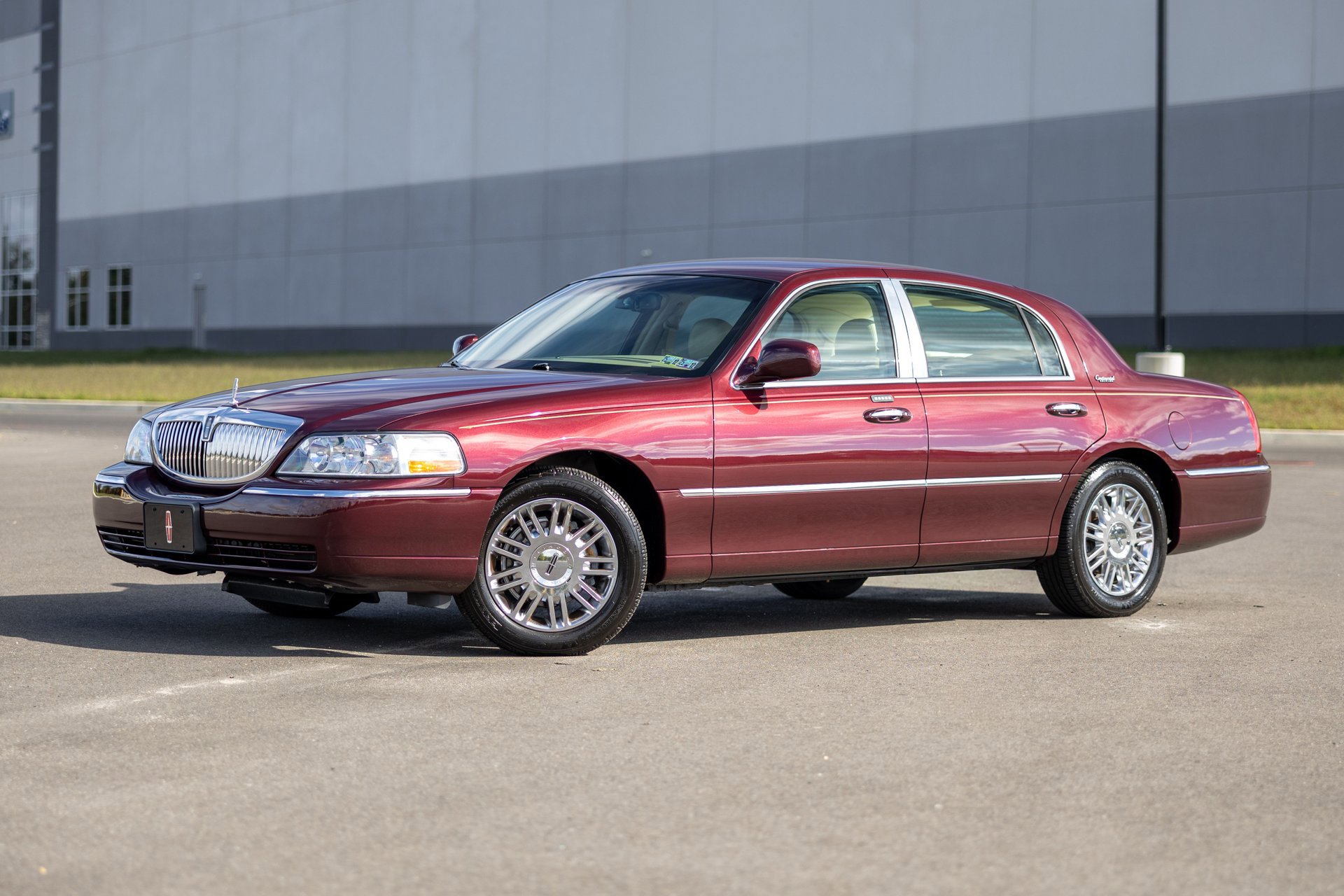 Used 2010 Lincoln Town Car Signature Limited image 2