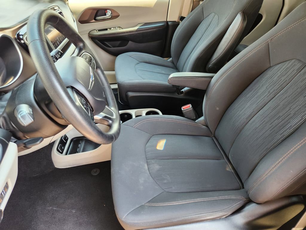 Used 2019 Chrysler Pacifica Touring image 6