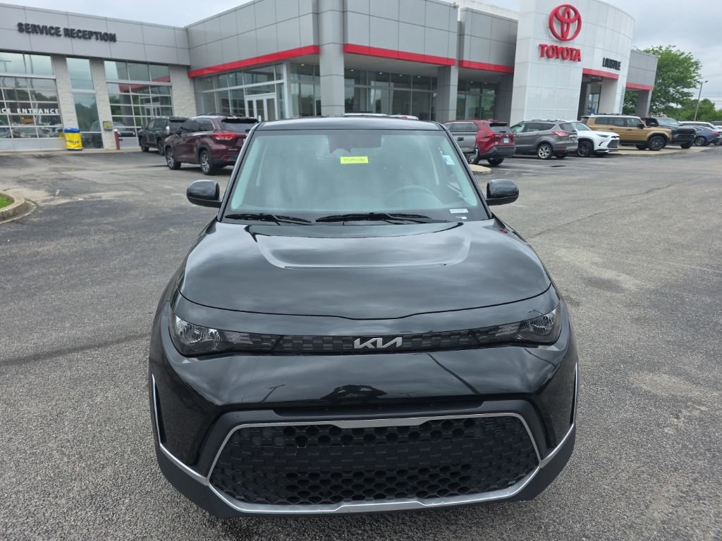 Used 2024 Kia Soul LX w/ Option Group 015 FWD image 2