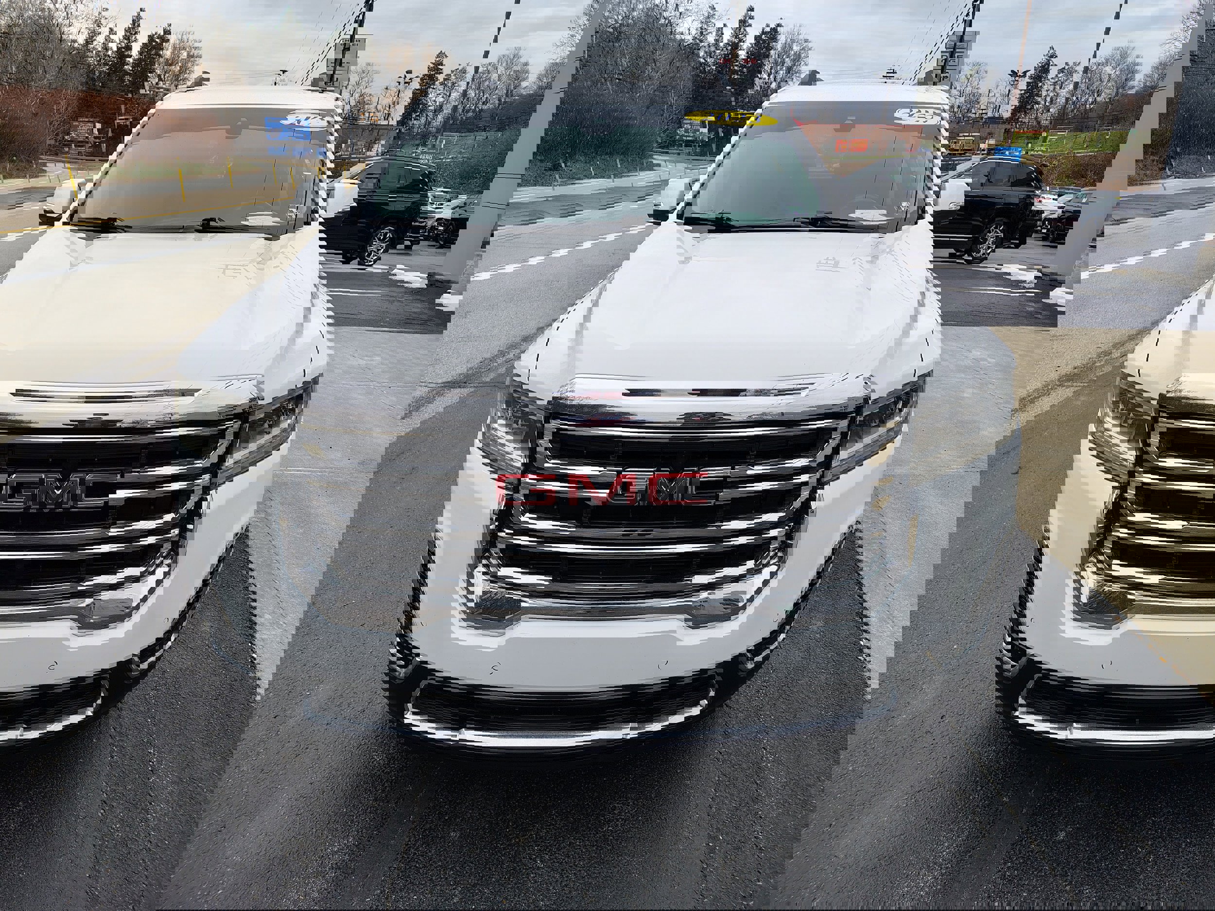 Used 2023 GMC Acadia SLE w/ Driver Convenience Package image 3