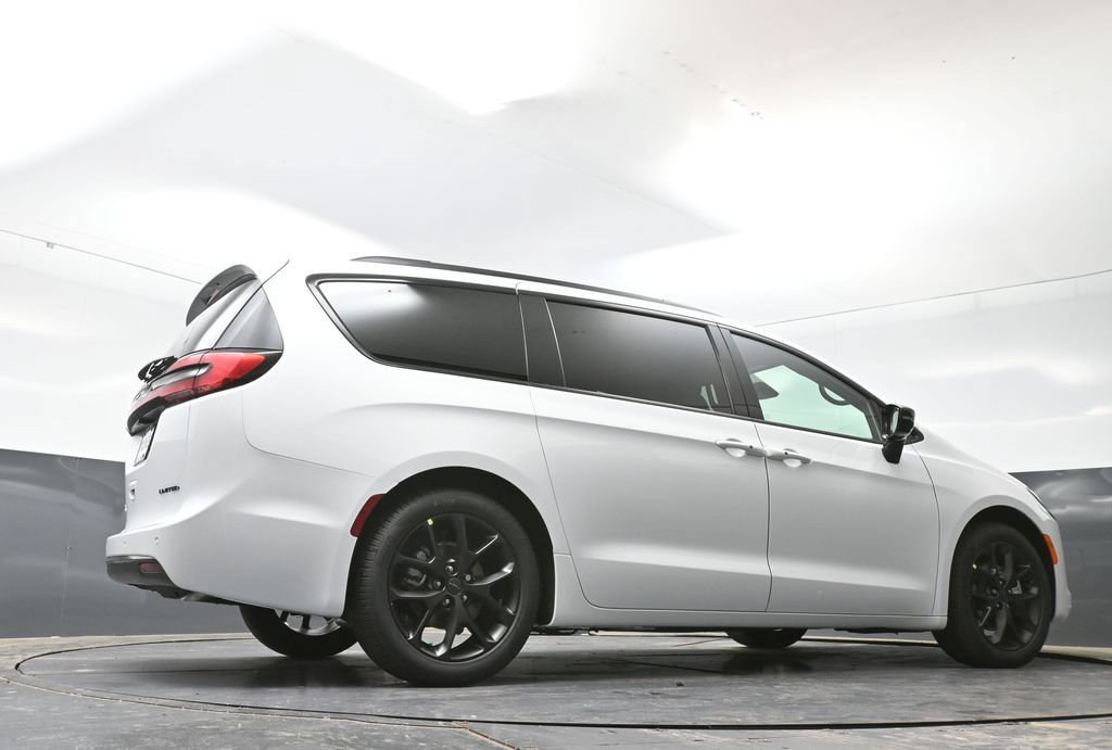 New 2027 Chrysler Pacifica Limited FWD image 41