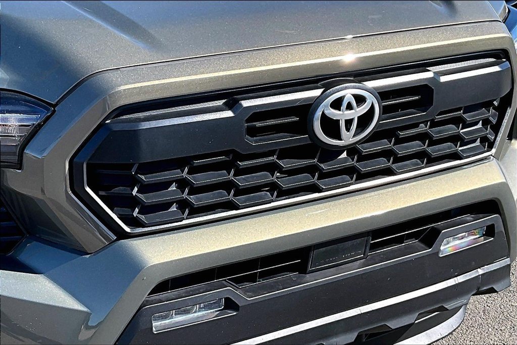 Used 2024 Toyota Tacoma TRD Sport AWD/4WD image 35
