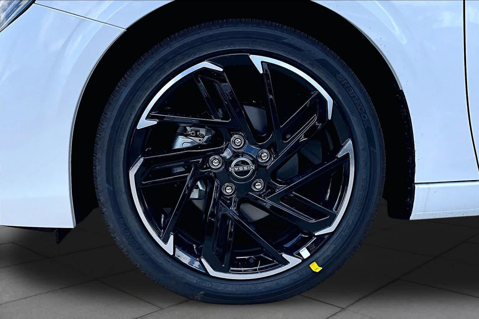 New 2027 Nissan Sentra SR w/ Floor Mat Package FWD image 9