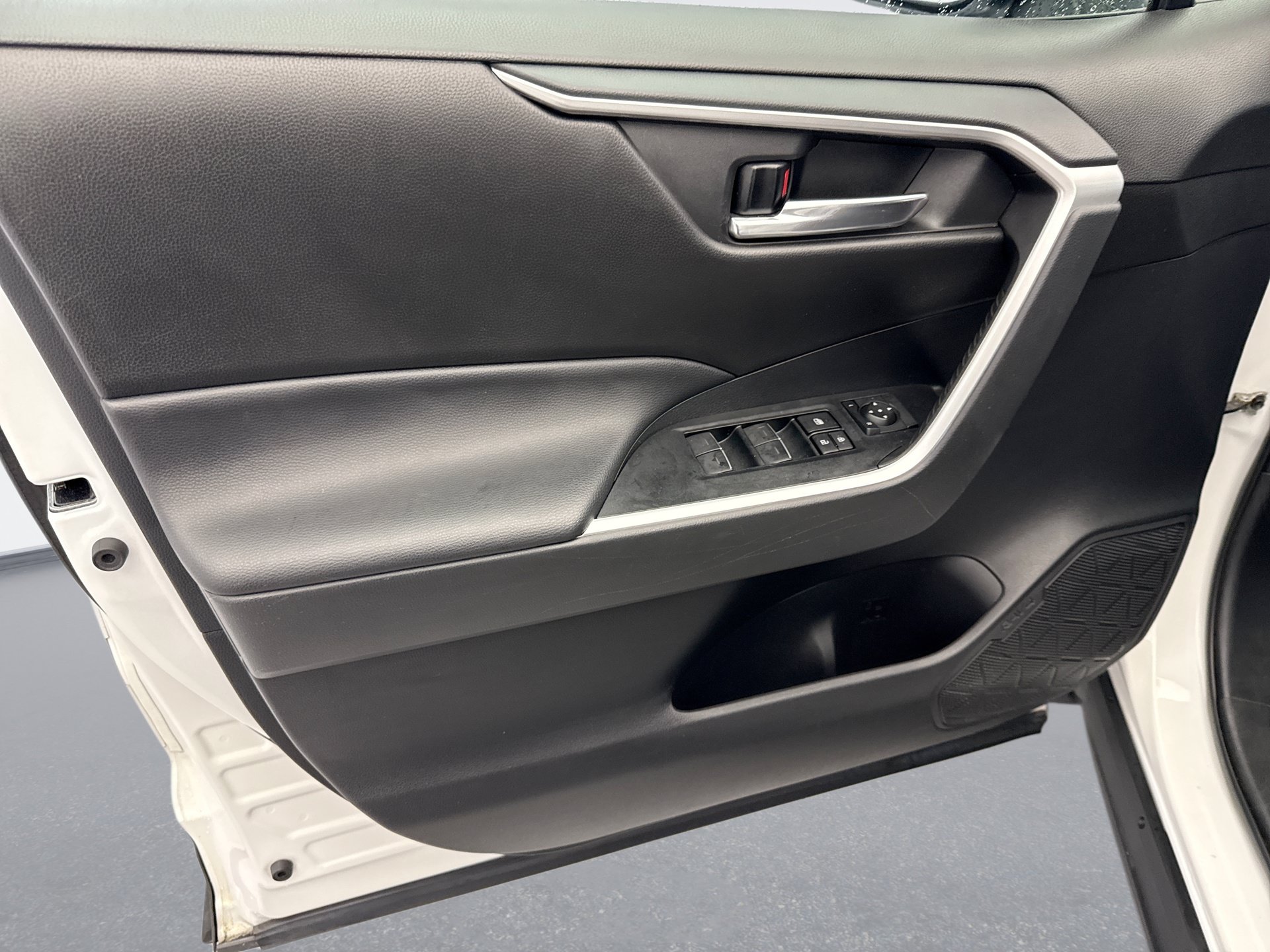 Used 2022 Toyota RAV4 XLE w/ Convenience Package AWD/4WD image 9