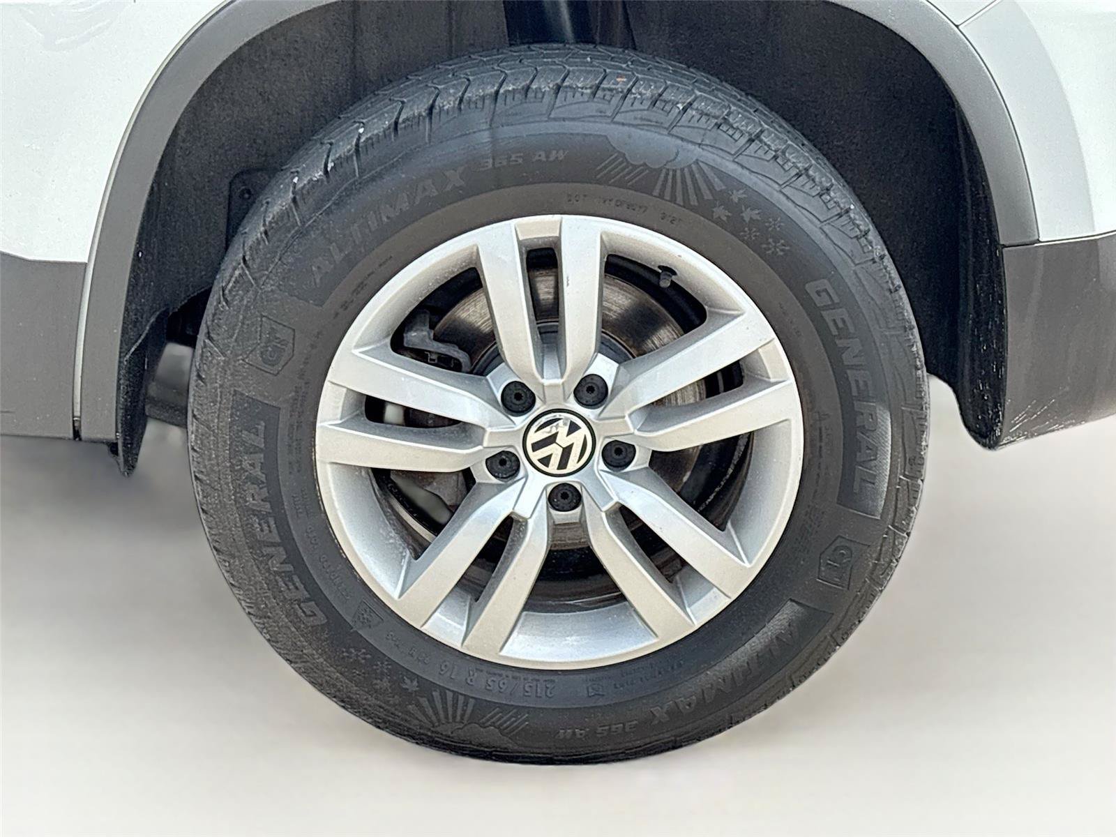 Used 2017 Volkswagen Tiguan S FWD image 30