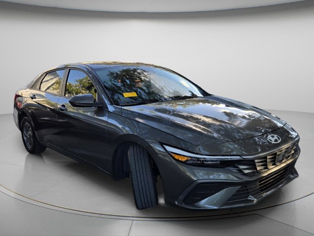 Used 2025 Hyundai Elantra SE FWD image 4
