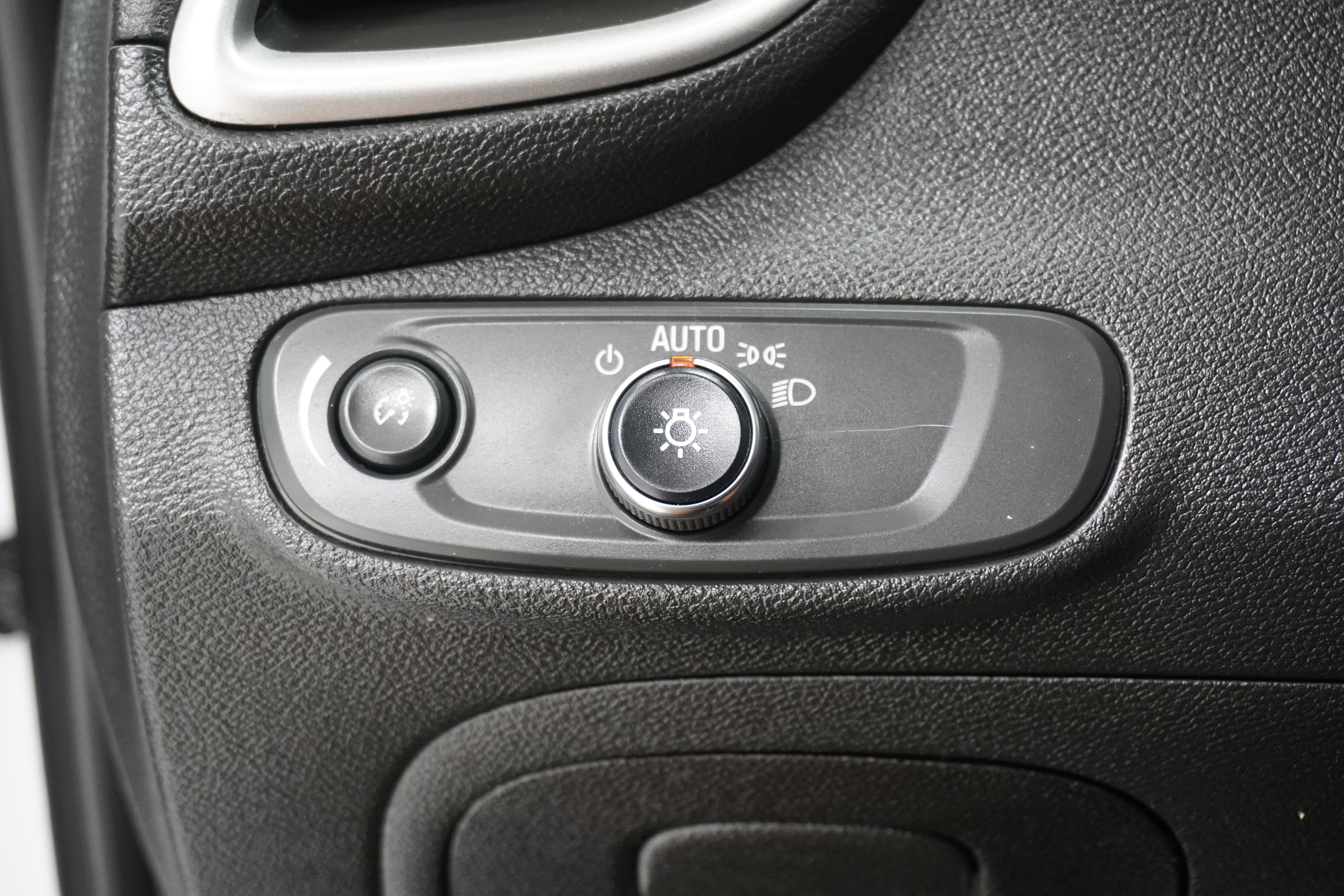 Used 2020 Chevrolet Trax LT w/ LT Convenience Package image 19