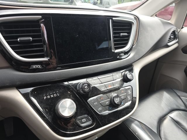 Used 2017 Chrysler Pacifica Touring-L w/ Tire & Wheel Group FWD image 6