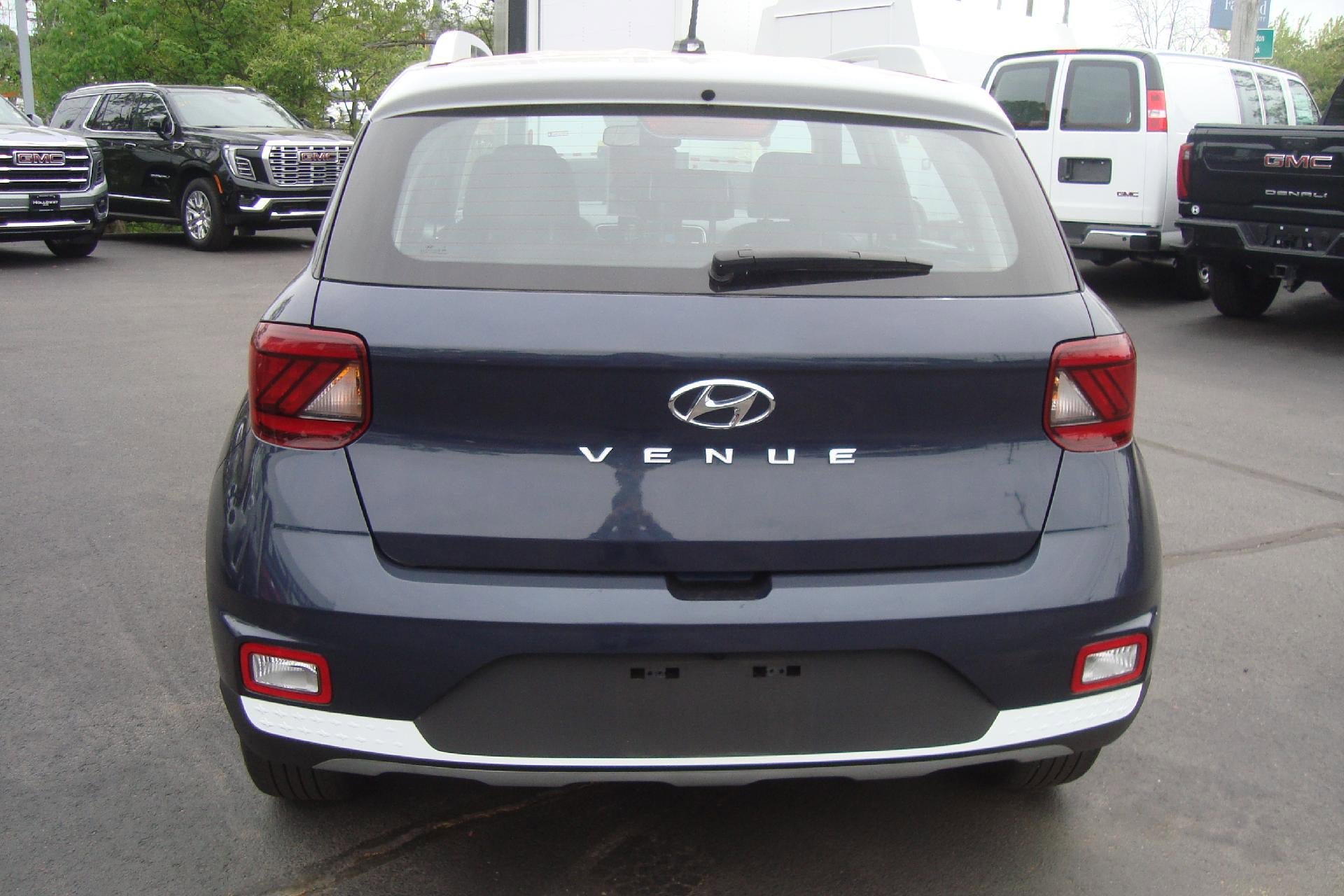Used 2023 Hyundai Venue Limited w/ Cargo Package FWD image 5