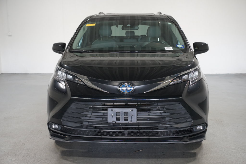 Certified 2025 Toyota Sienna XLE FWD image 2