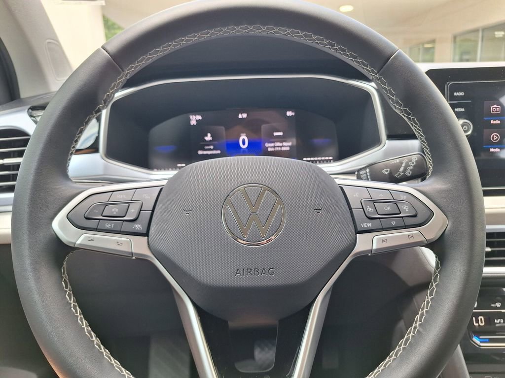 Used 2025 Volkswagen Taos SE FWD image 16