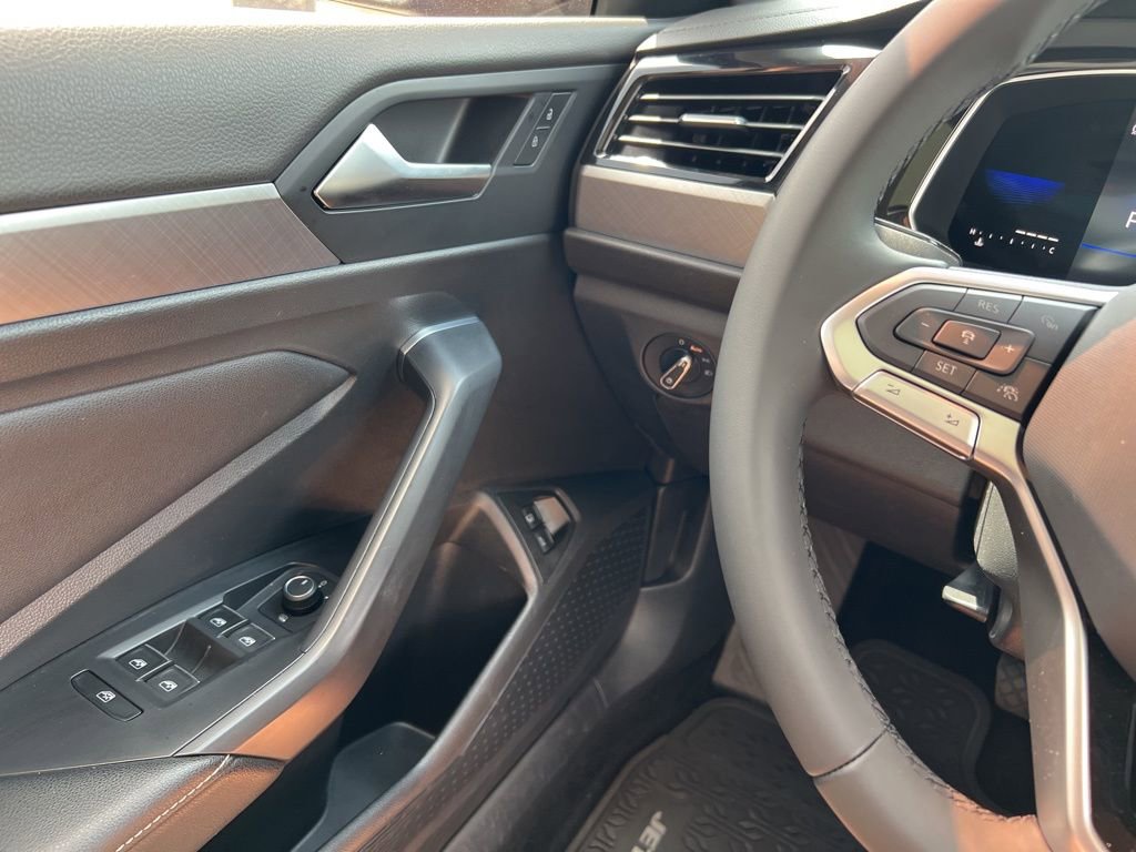 Certified 2022 Volkswagen Jetta SE w/ Panoramic Sunroof Package FWD image 19