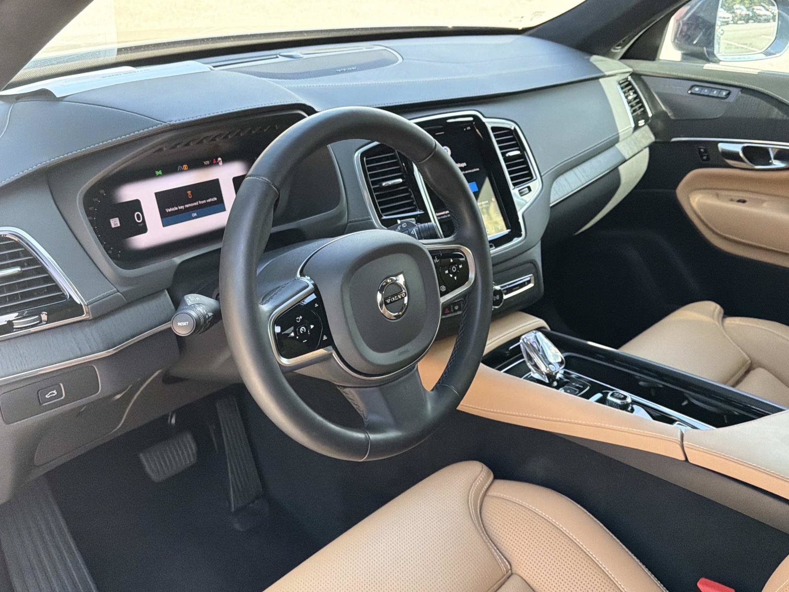 Used 2025 Volvo XC90 B6 Ultra w/ Lounge Package AWD/4WD image 34