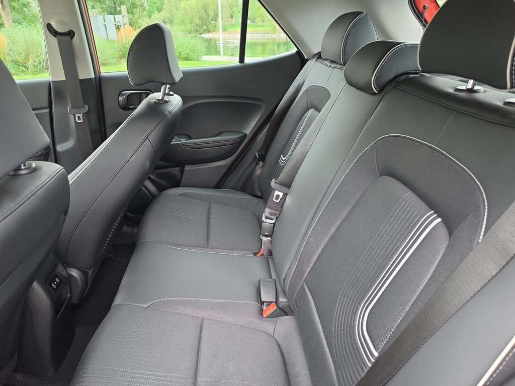Used 2024 Hyundai Venue Limited FWD image 25