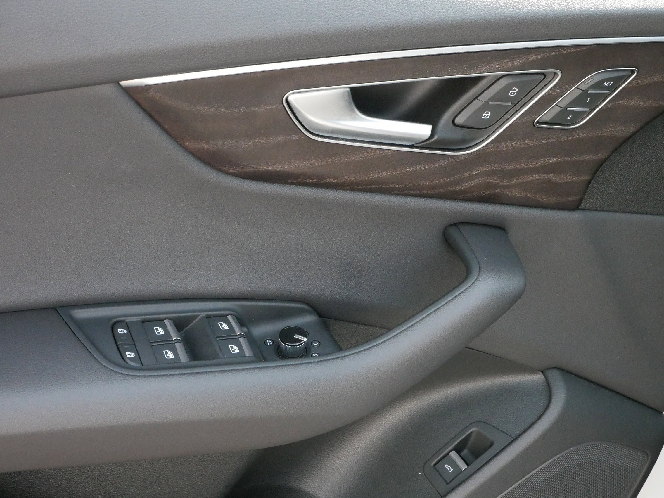 Used 2023 Audi Q8 Premium image 19