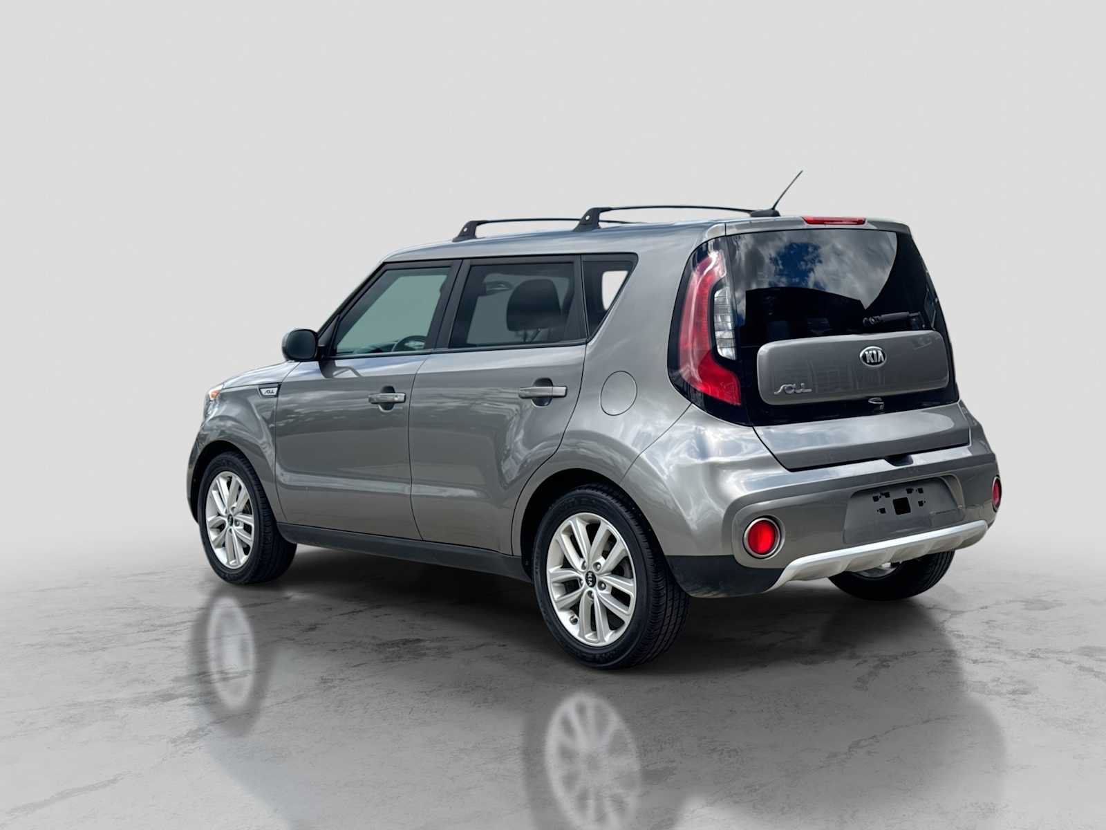 Used 2018 Kia Soul + FWD image 4