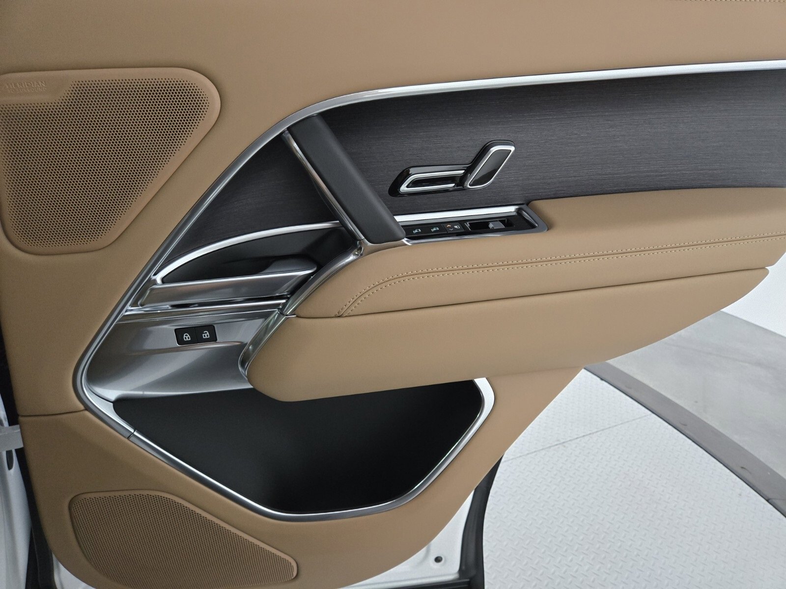 New 2025 Land Rover Range Rover SE image 19