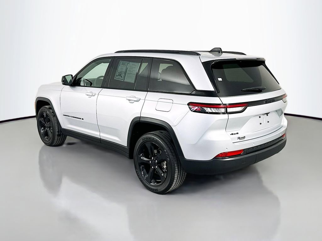 Used 2025 Jeep Grand Cherokee Altitude AWD/4WD image 5