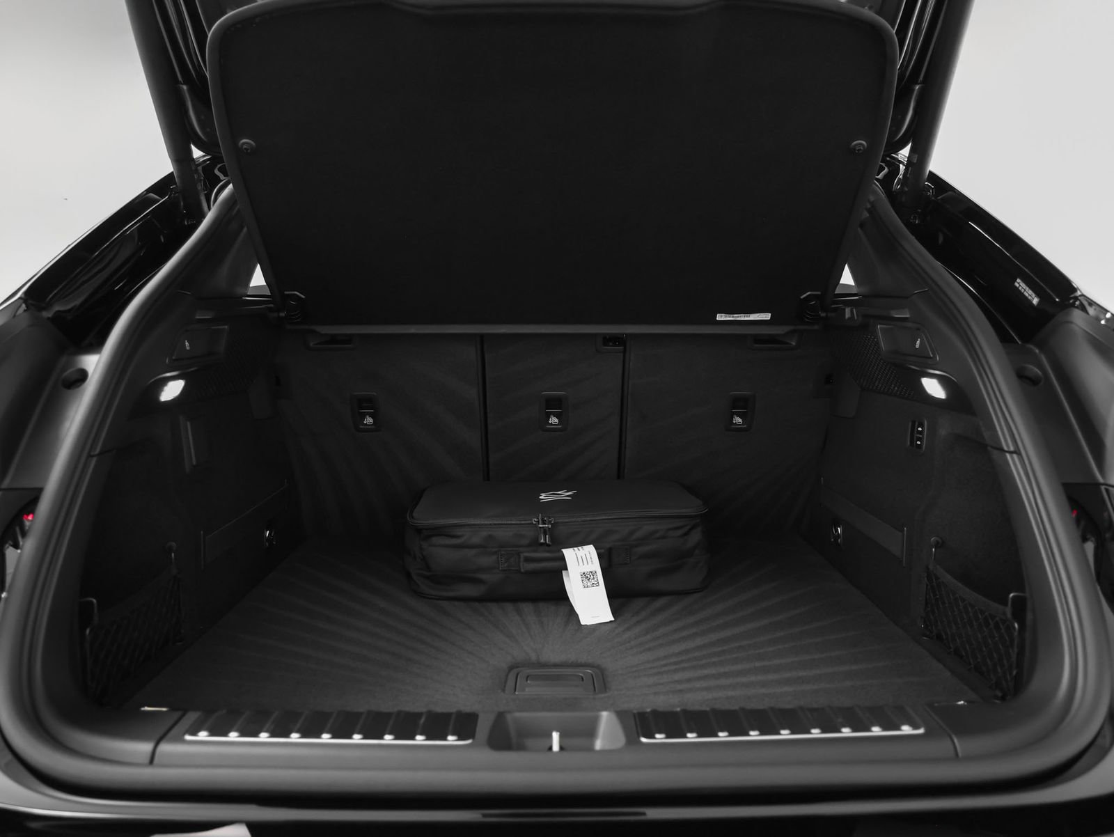 Certified 2025 Porsche Macan 4 Electric image 17