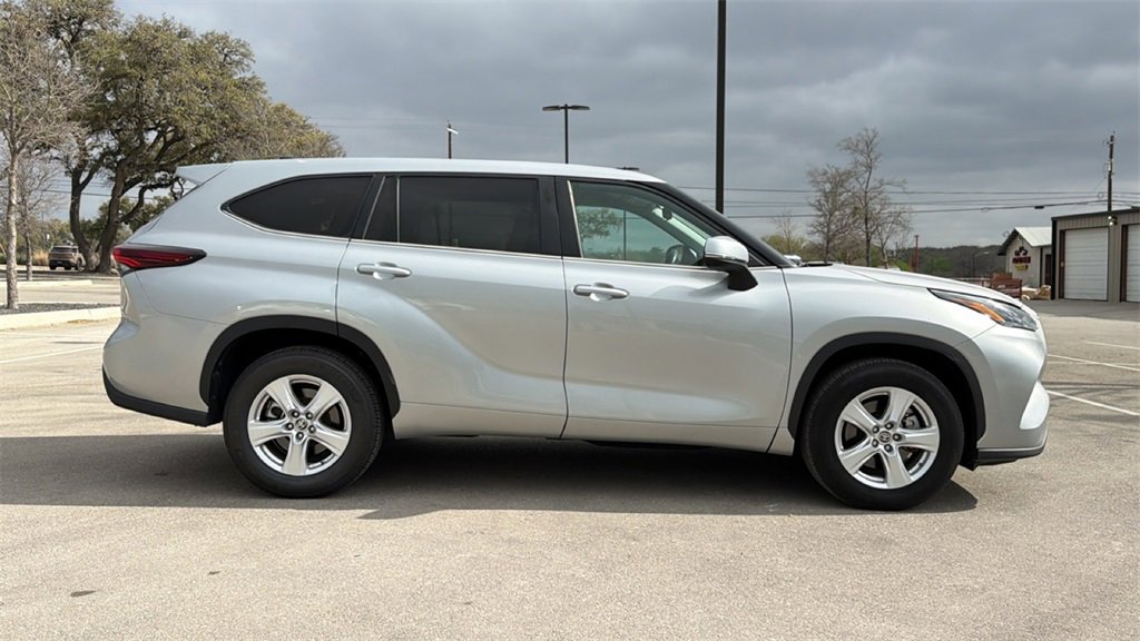 Used 2024 Toyota Highlander LE image 4