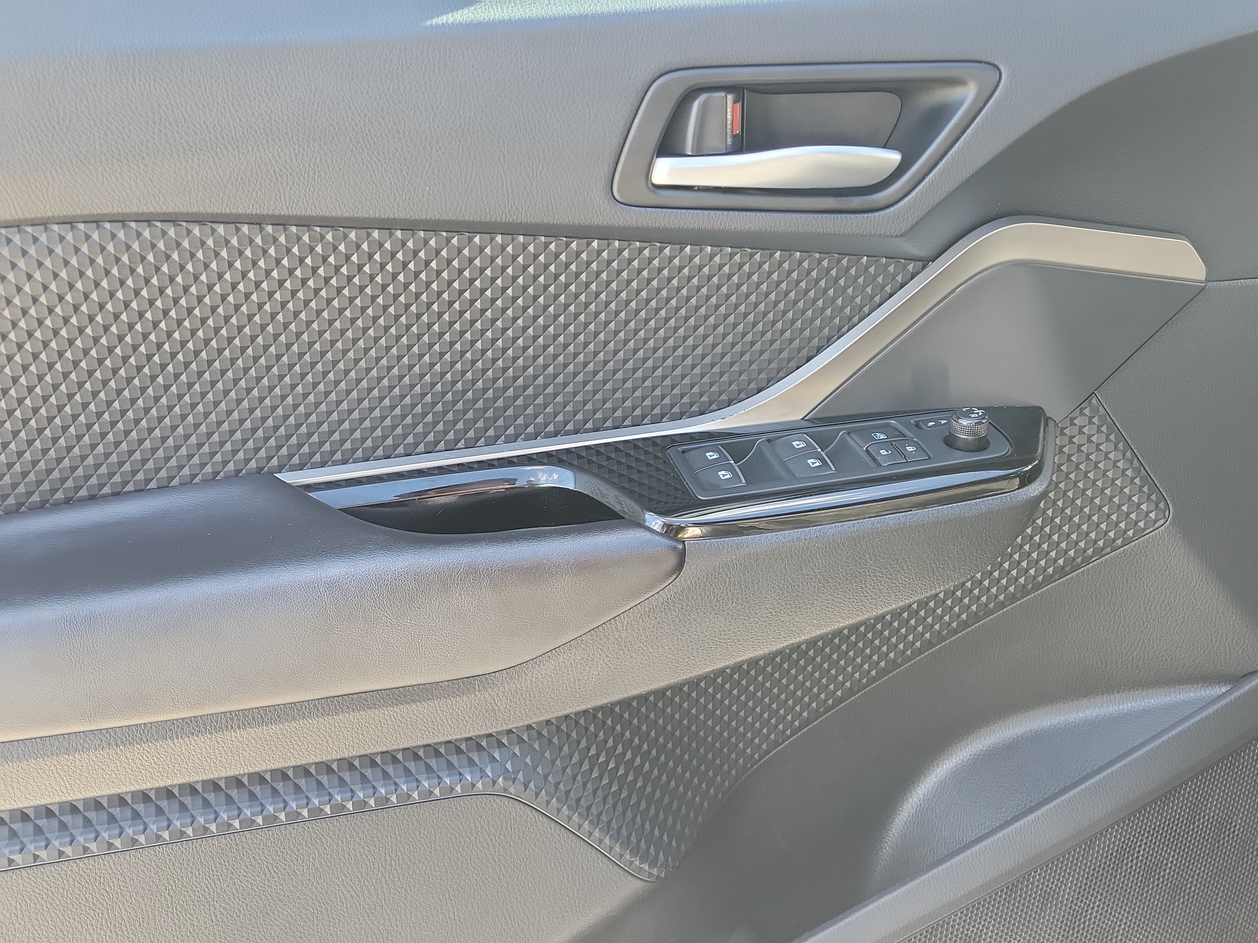 Used 2019 Toyota C-HR XLE FWD image 11