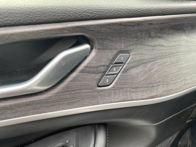 Used 2023 Jeep Grand Cherokee Limited AWD/4WD image 16