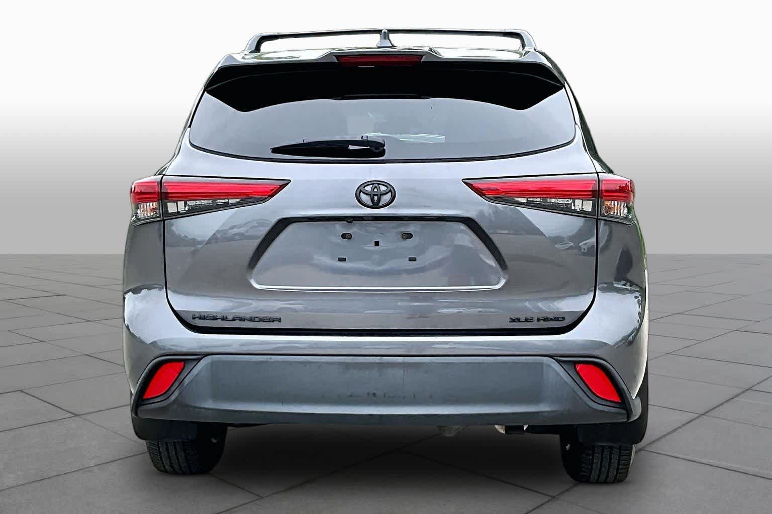 Used 2021 Toyota Highlander XLE AWD/4WD image 5