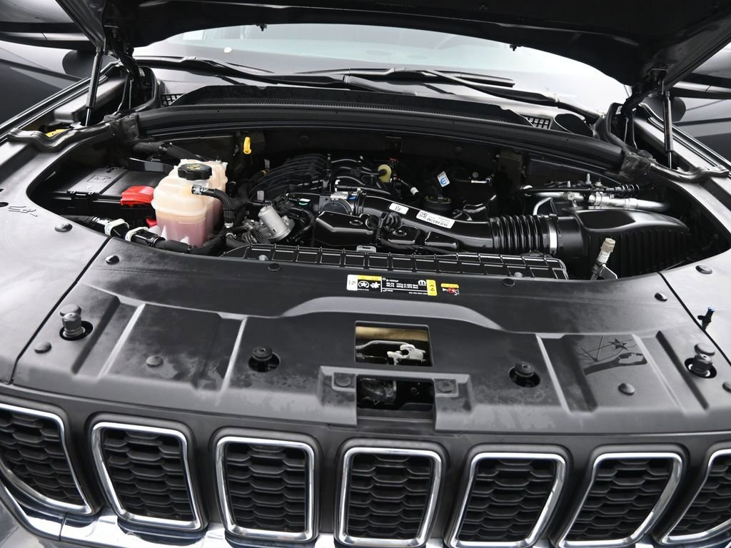 Used 2024 Jeep Grand Cherokee Laredo image 22