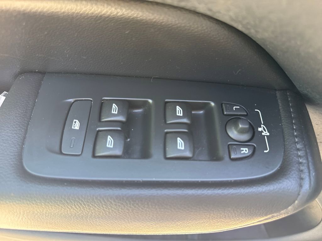 Used 2023 Volvo XC60 B5 Core FWD image 14
