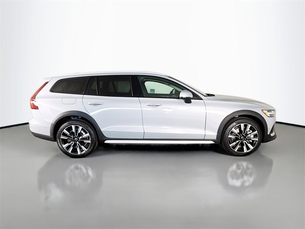 Certified 2026 Volvo V60 B5 Cross Country Ultra w/ Climate Package AWD/4WD image 8