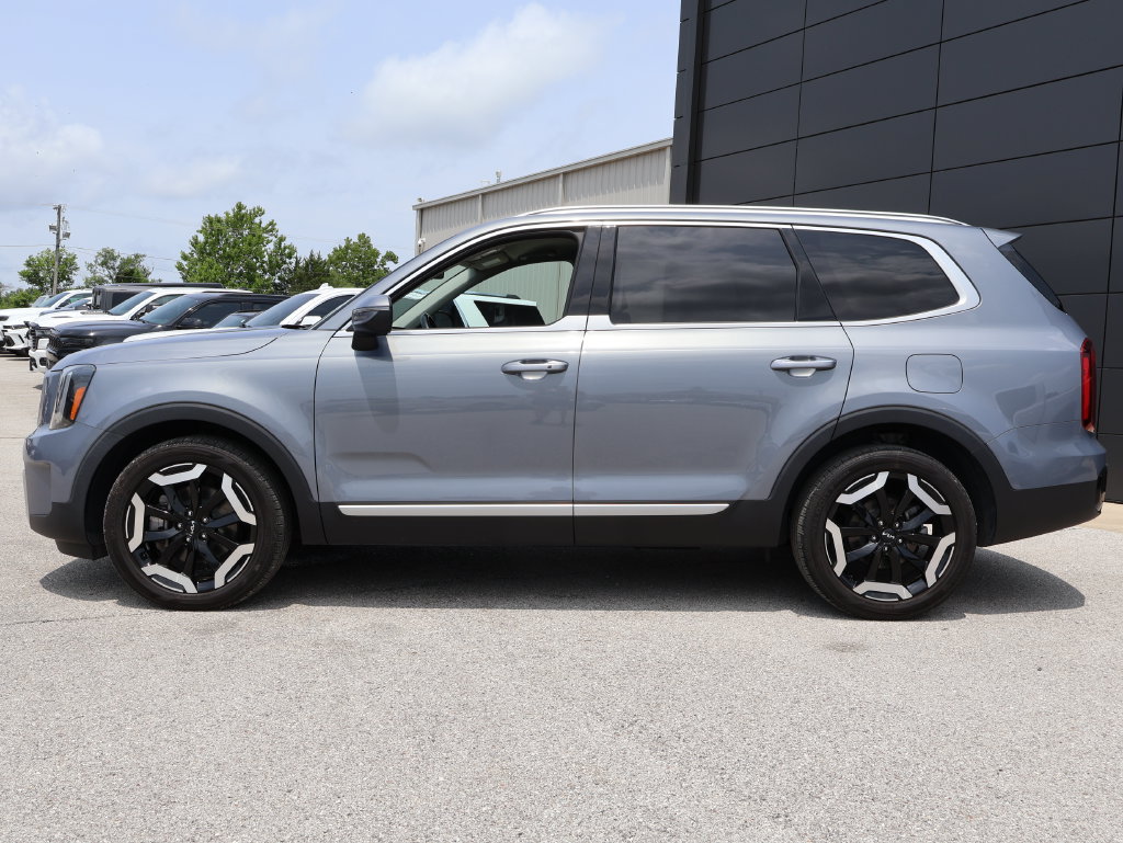 Used 2023 Kia Telluride S AWD/4WD image 2