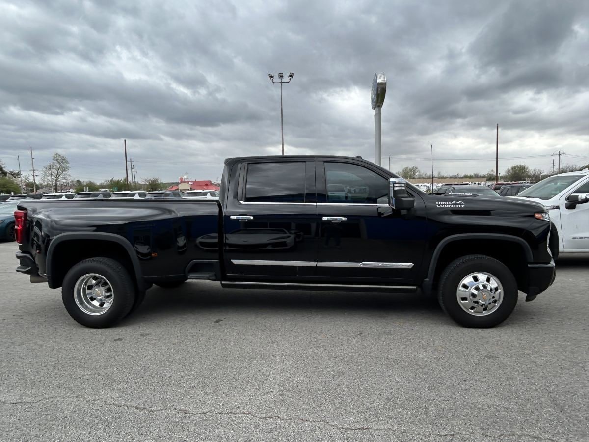 Used 2024 Chevrolet Silverado 3500 High Country w/ High Country Premium Package AWD/4WD image 3