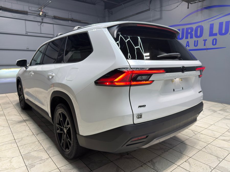 Used 2024 Toyota Grand Highlander AWD image 10