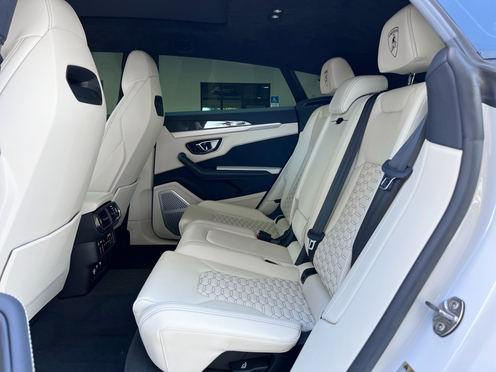 Used 2021 Lamborghini Urus AWD/4WD image 32