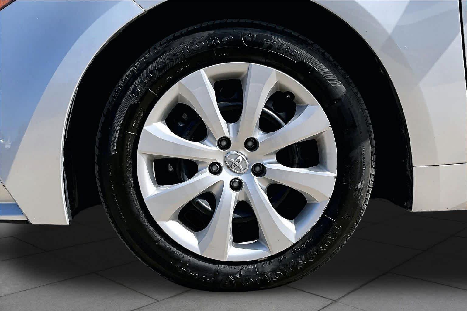 Used 2025 Toyota Corolla LE FWD image 11