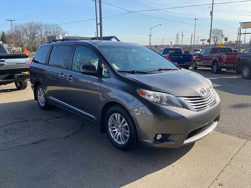 Used 2017 Toyota Sienna XLE Premium w/ Protection Package FWD image 6