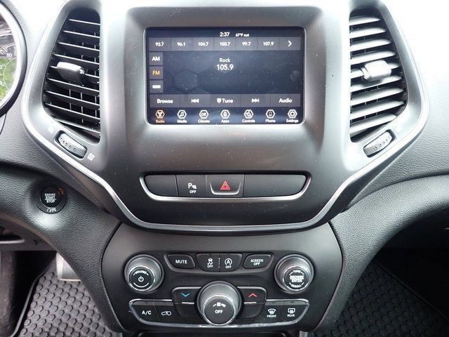 Used 2020 Jeep Cherokee Latitude Plus w/ Cold Weather Group AWD/4WD image 29