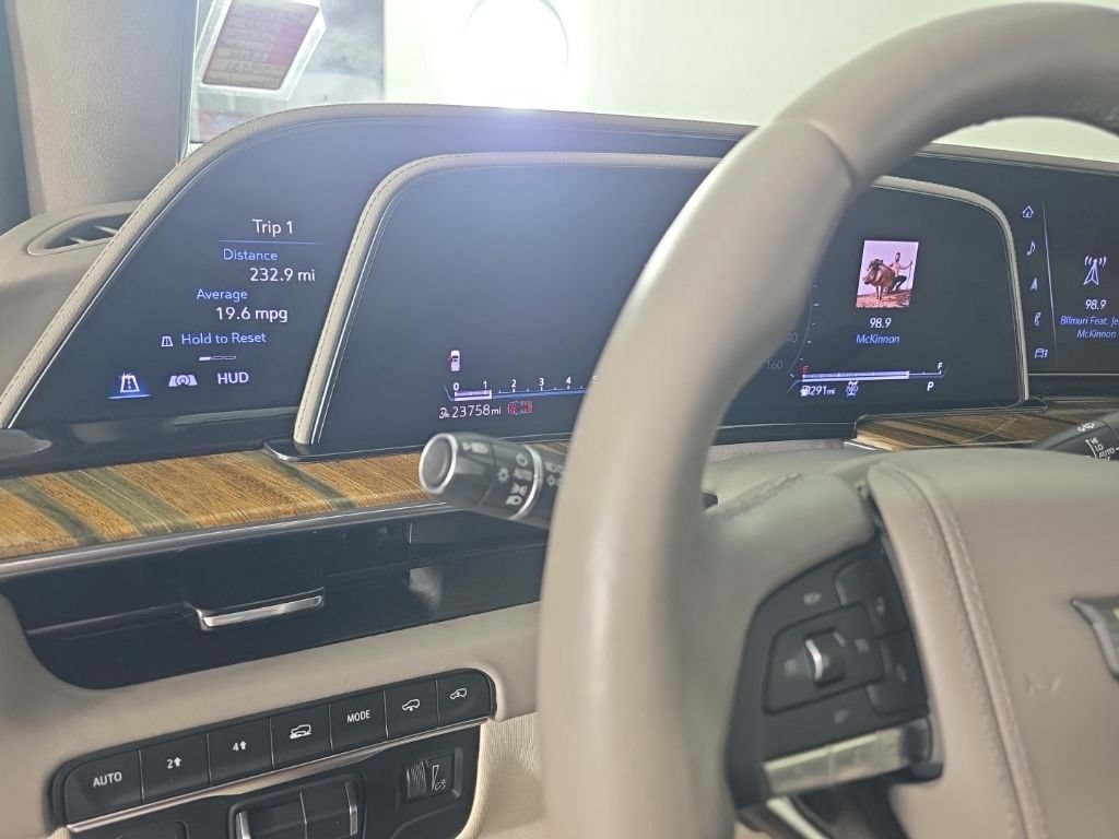 Used 2022 Cadillac Escalade Premium Luxury Platinum AWD/4WD image 17