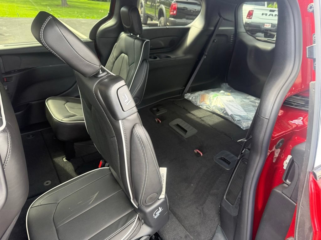New 2027 Chrysler Pacifica Limited AWD/4WD image 30