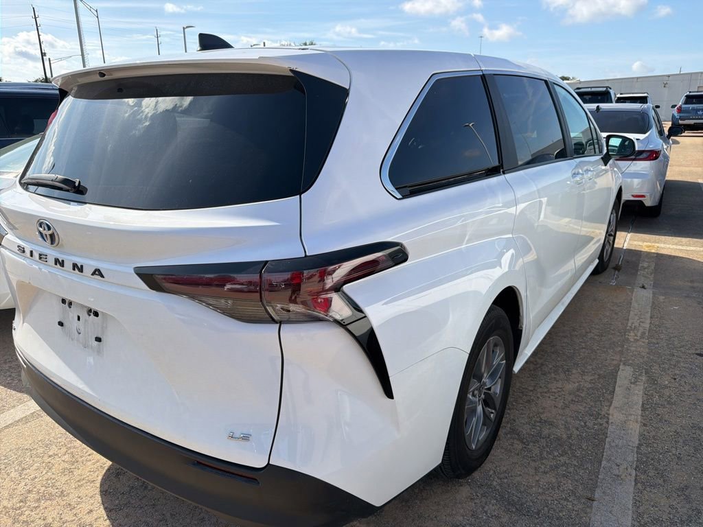 Used 2025 Toyota Sienna LE FWD image 4