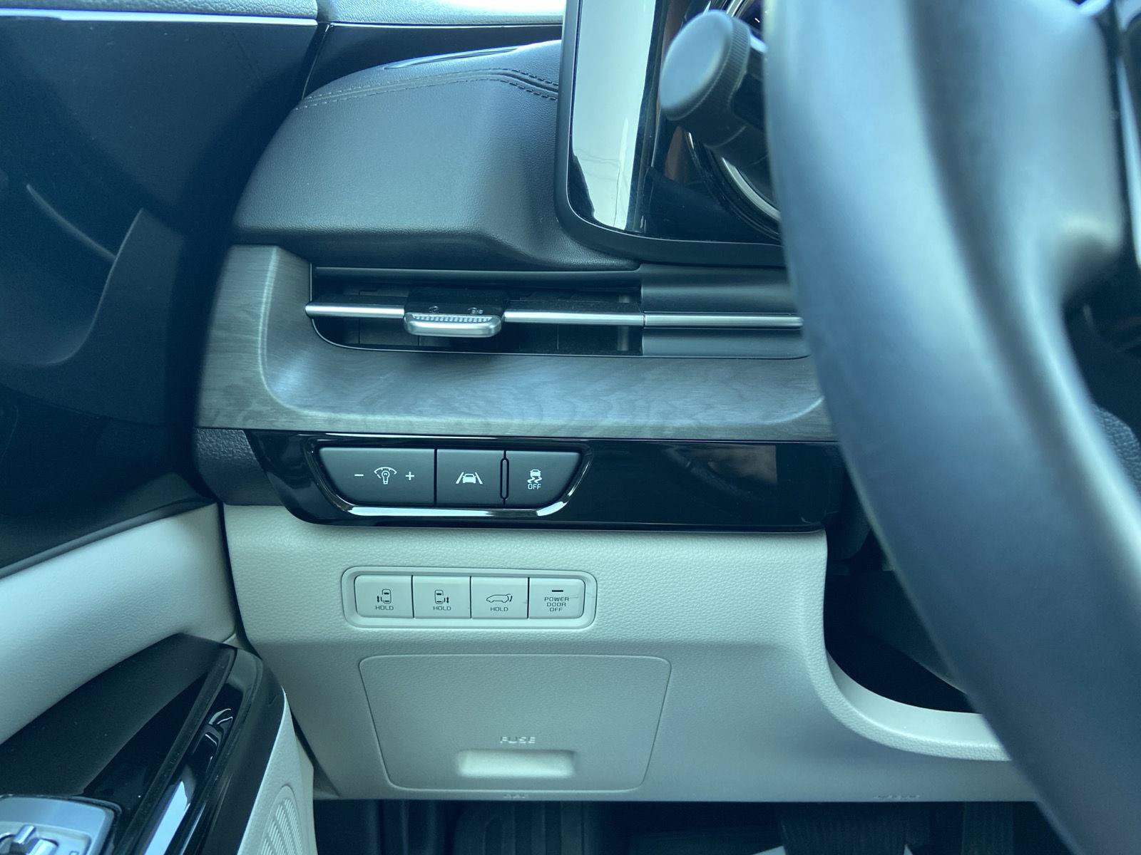 Used 2023 Kia Carnival EX FWD image 23