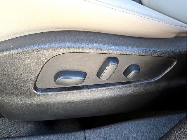 Used 2021 Cadillac XT4 Luxury w/ Cold Weather Package image 17