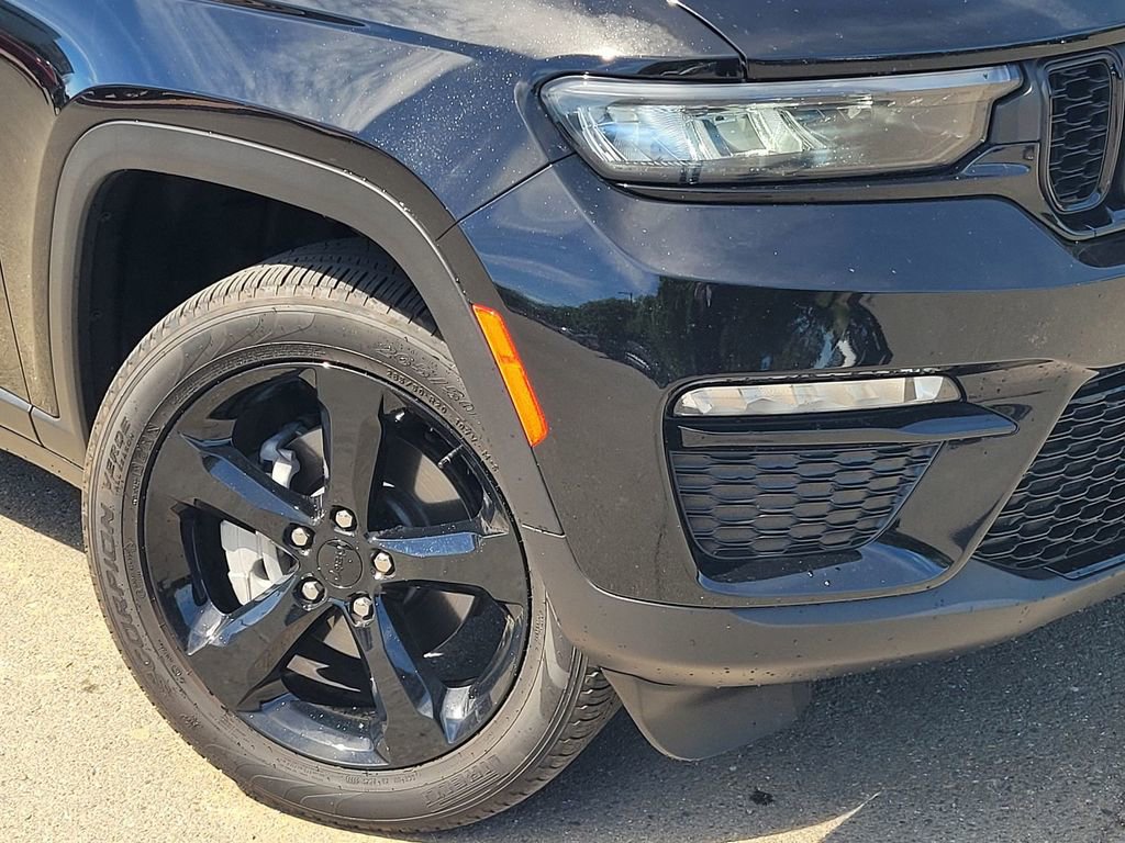 Used 2024 Jeep Grand Cherokee Limited w/ Black Appearance Package AWD/4WD image 9