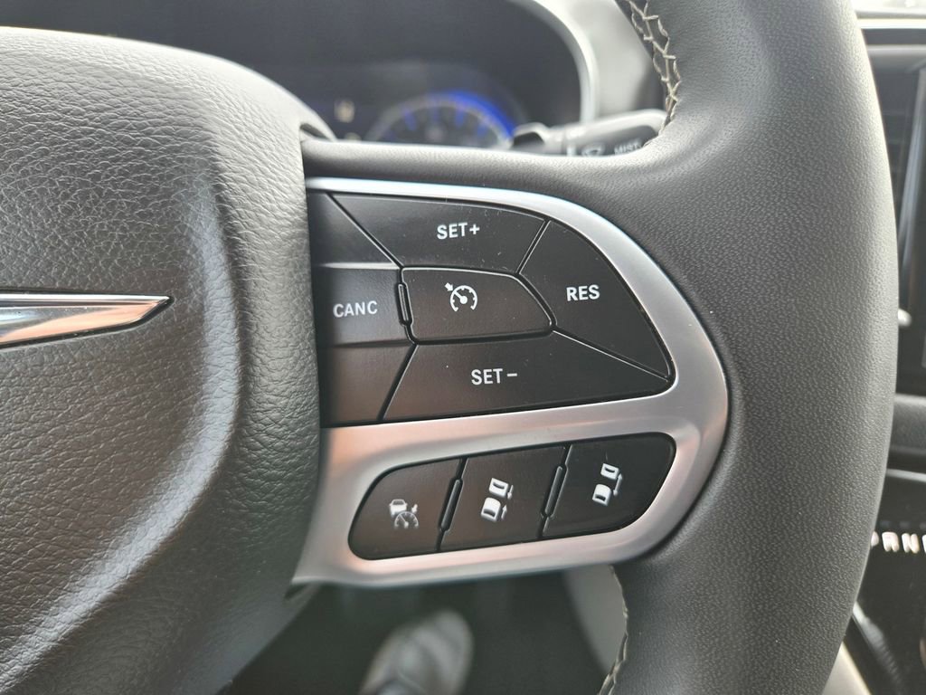 Used 2024 Chrysler Pacifica Touring-L FWD image 19