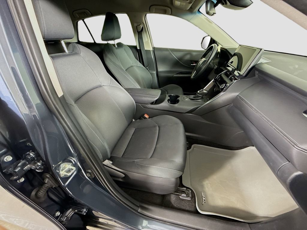 Used 2023 Toyota Venza LE AWD/4WD image 18
