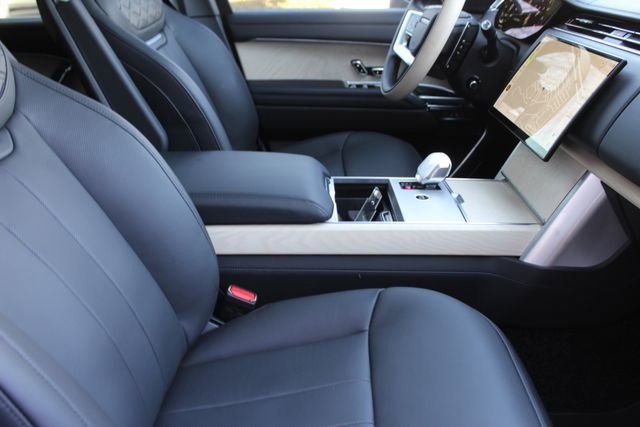 Used 2025 Land Rover Range Rover SV image 3