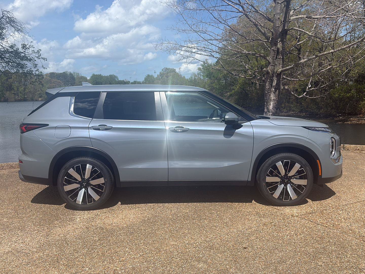 New 2026 Mitsubishi Outlander SE FWD image 3