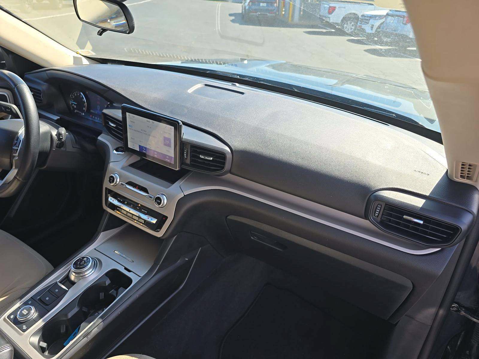 Used 2023 Ford Explorer XLT AWD/4WD image 9