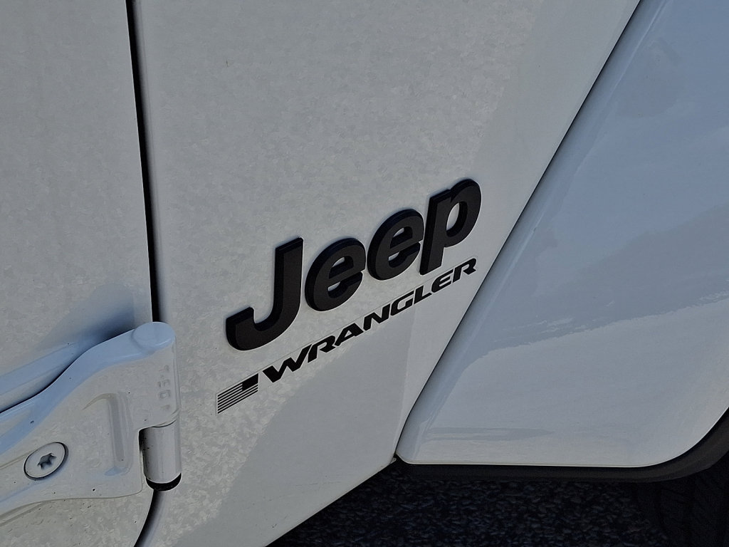 Used 2025 Jeep Wrangler Unlimited Sahara AWD/4WD image 16